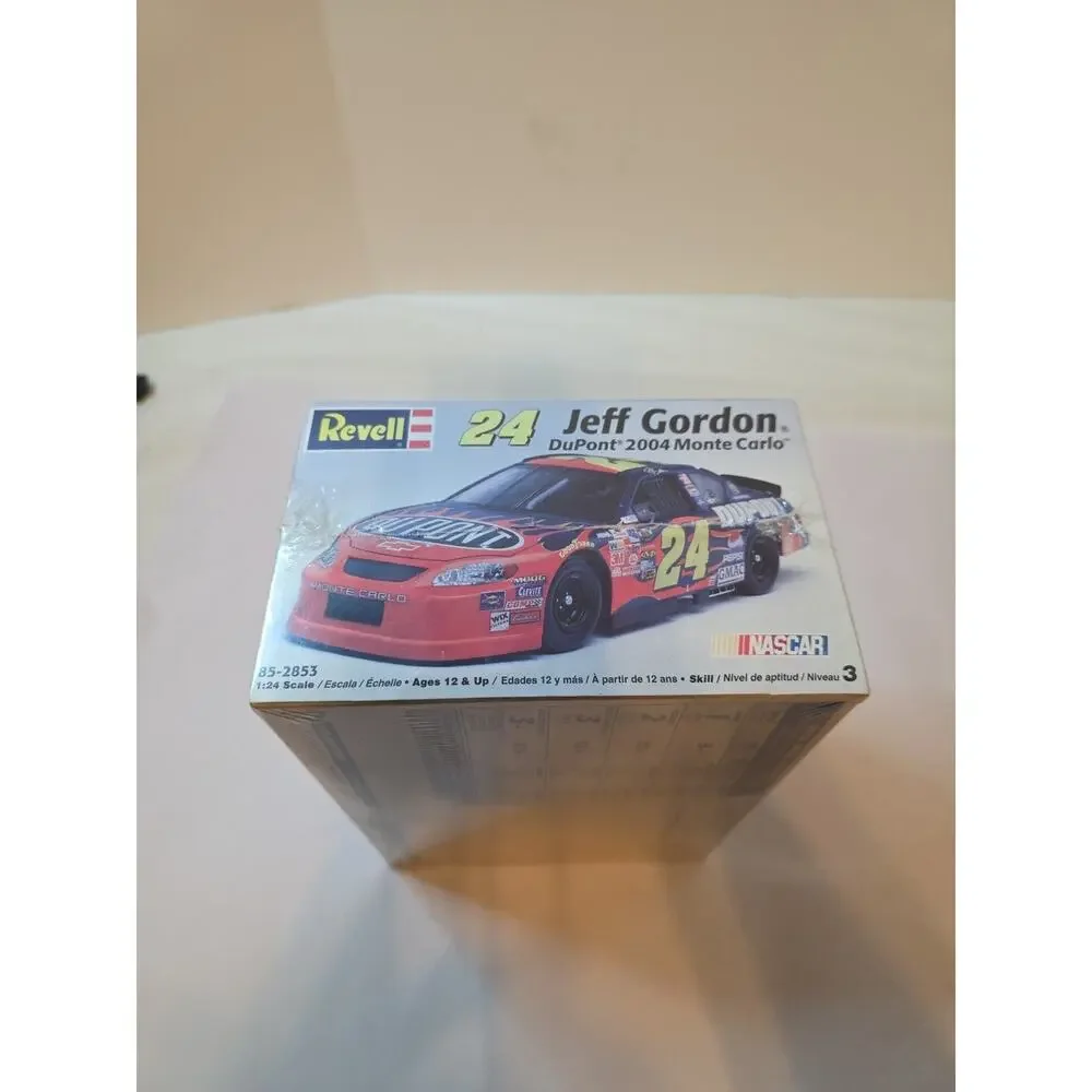 WONDERFUL REVELL JEFF GORDON DUPONT 2004 MONTE CARLO 1:24 SCALE CAR